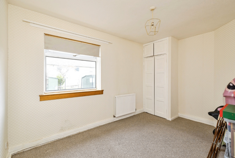 Flat Ochiltree Gardens in City of Edinburgh
