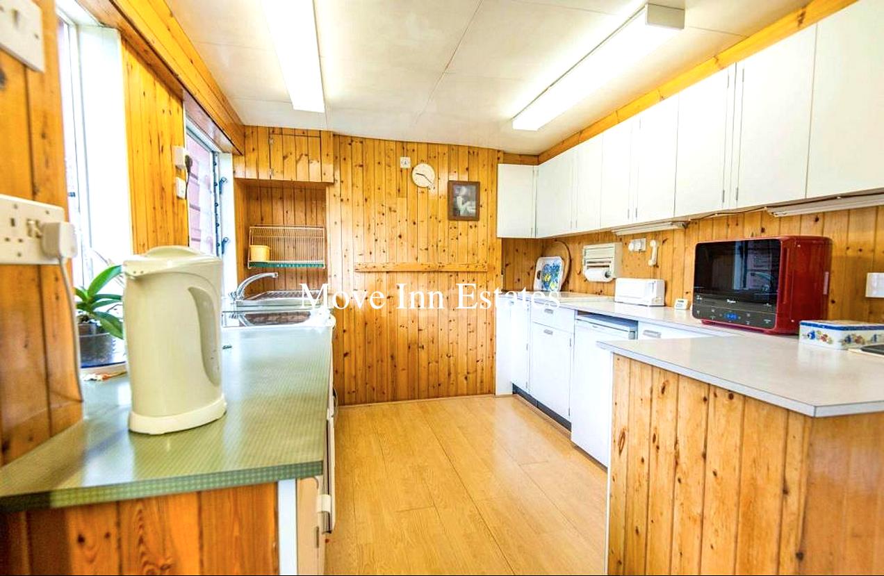 Room Springfield Road in Borough of Spelthorne