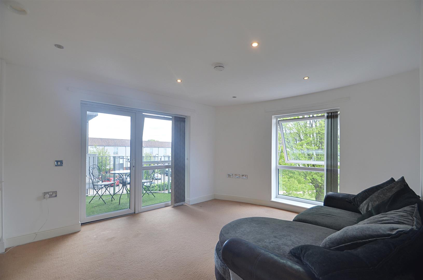 Flat Drinkwater Road in Greater London