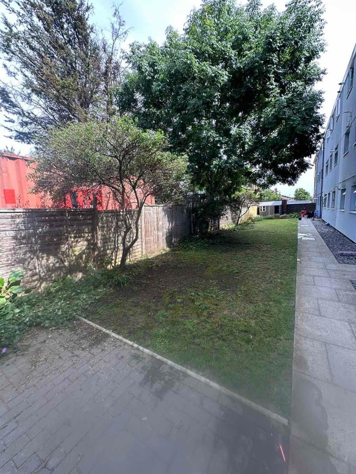 Flat Chigwell Road in Greater London
