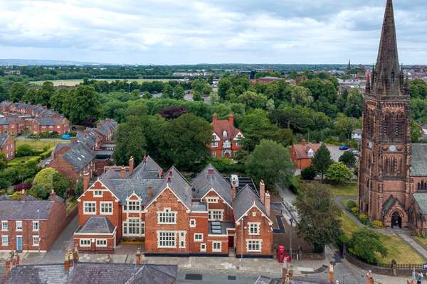 Flat Overleigh Road in Chester
