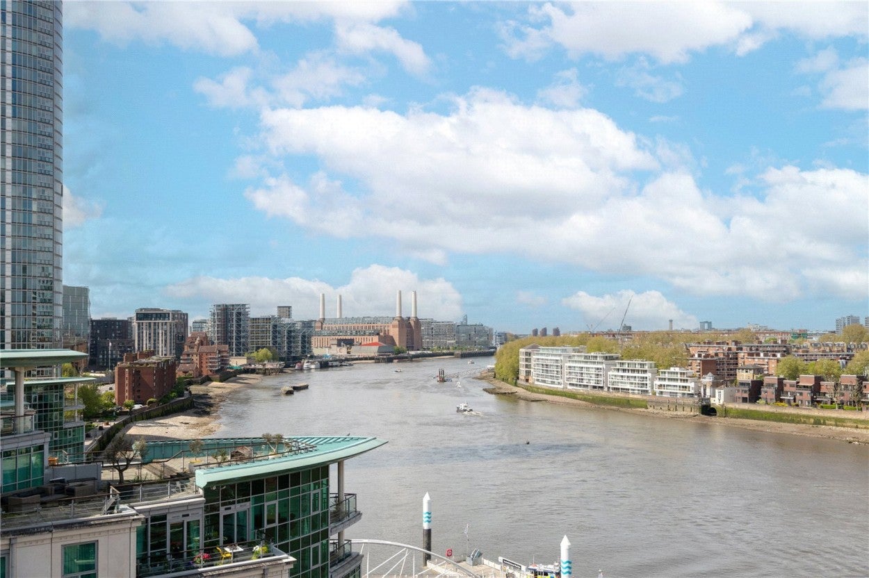 Flat Nine Elms Lane in Greater London