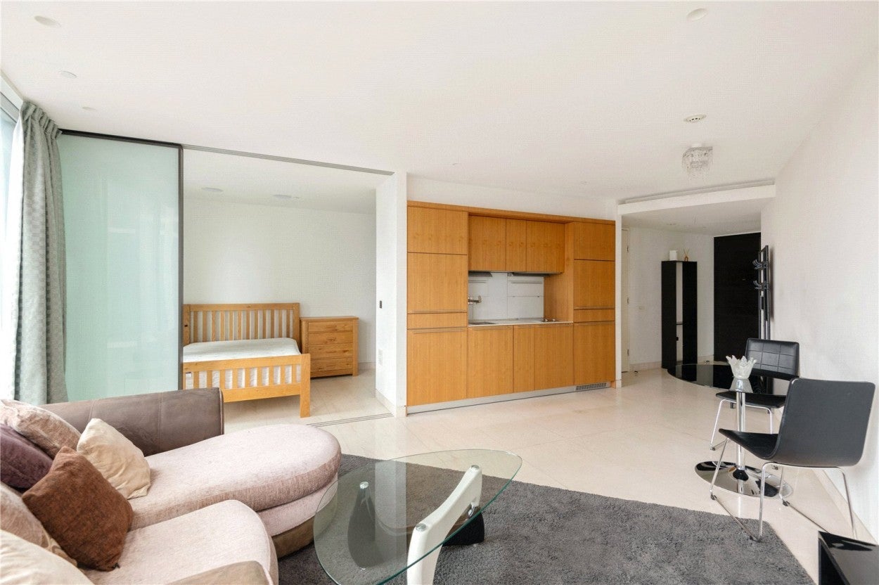 Flat Nine Elms Lane in Greater London