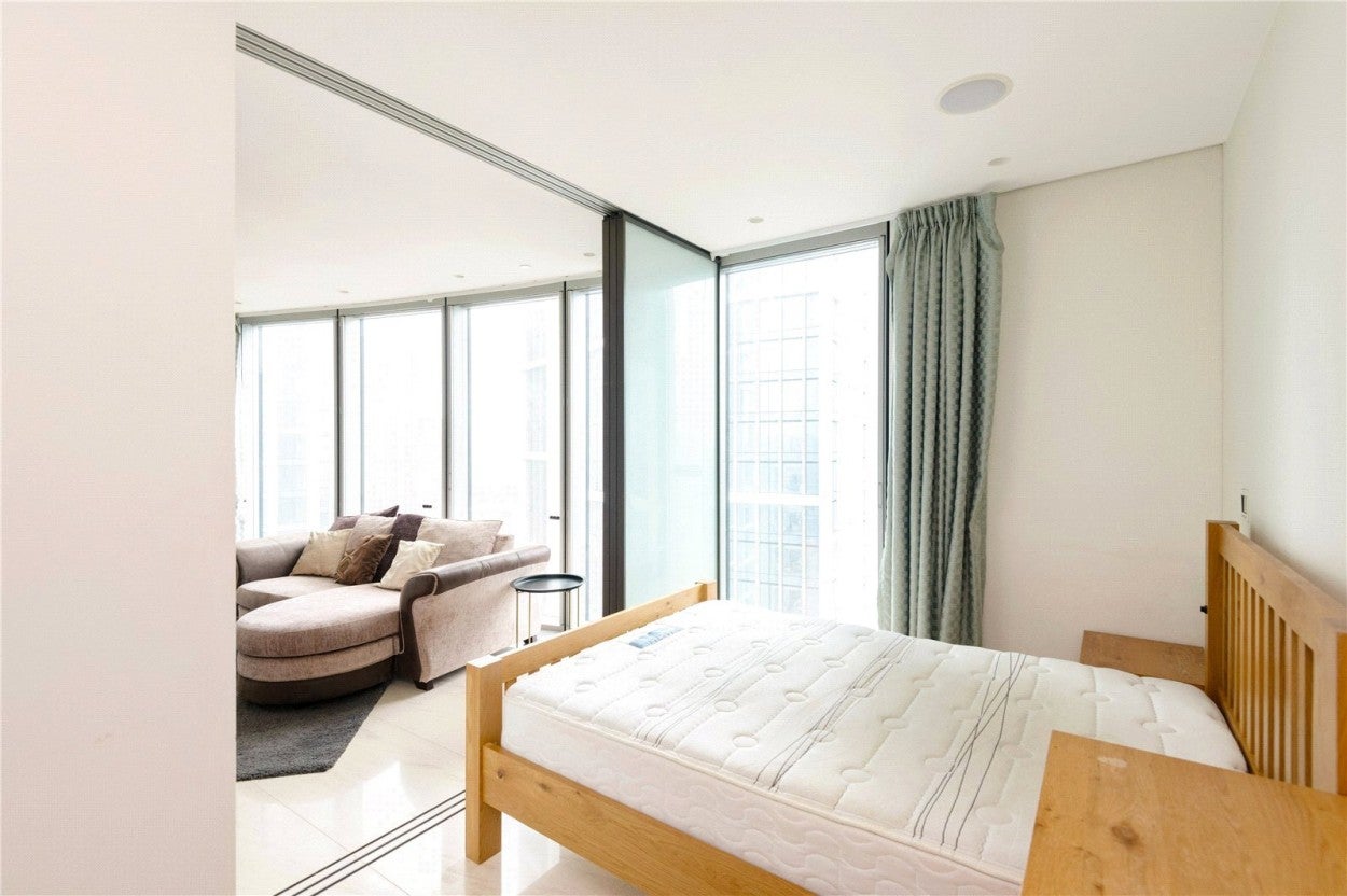 Flat Nine Elms Lane in Greater London