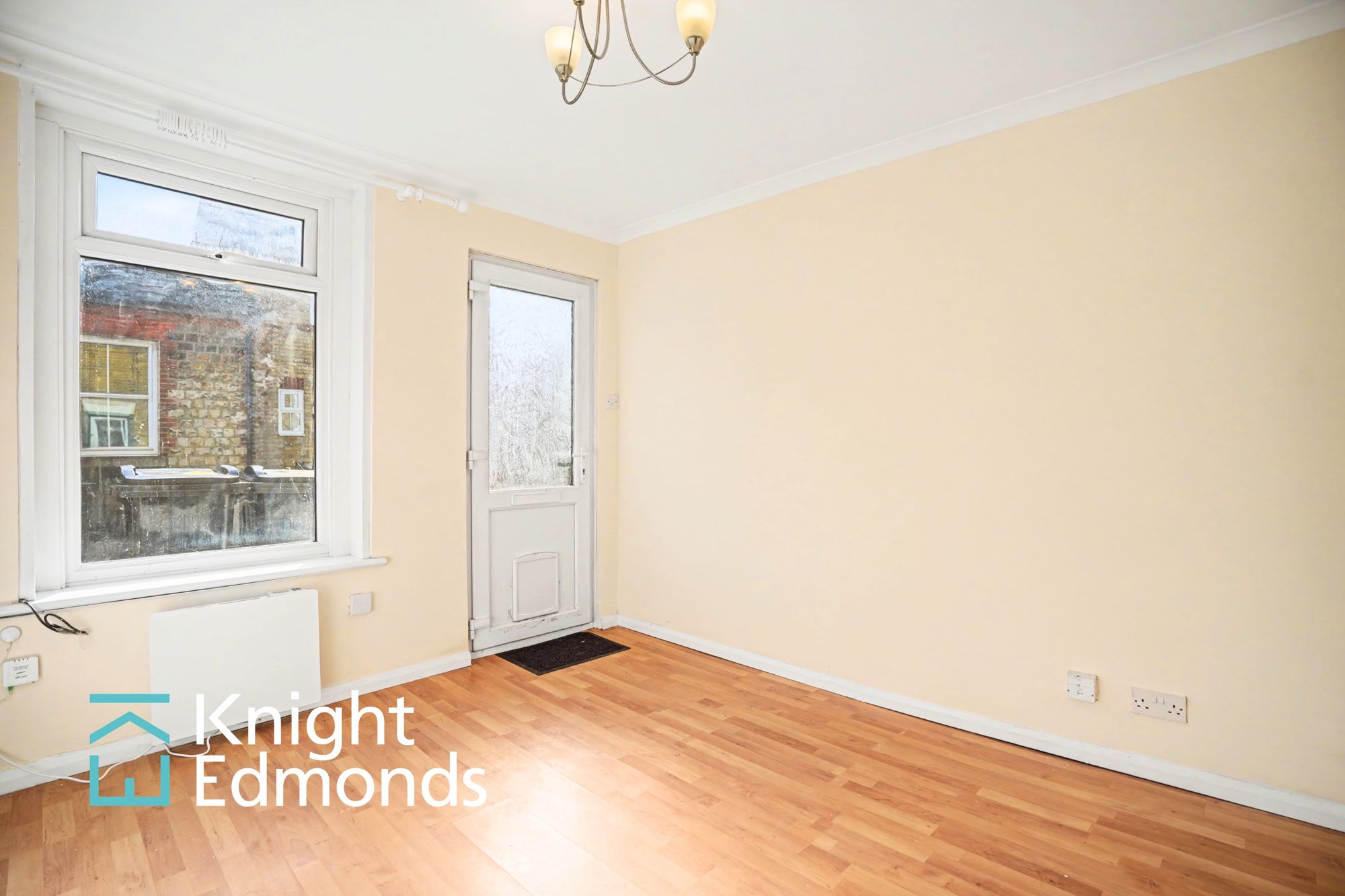 Flat Thornhill Place in Maidstone