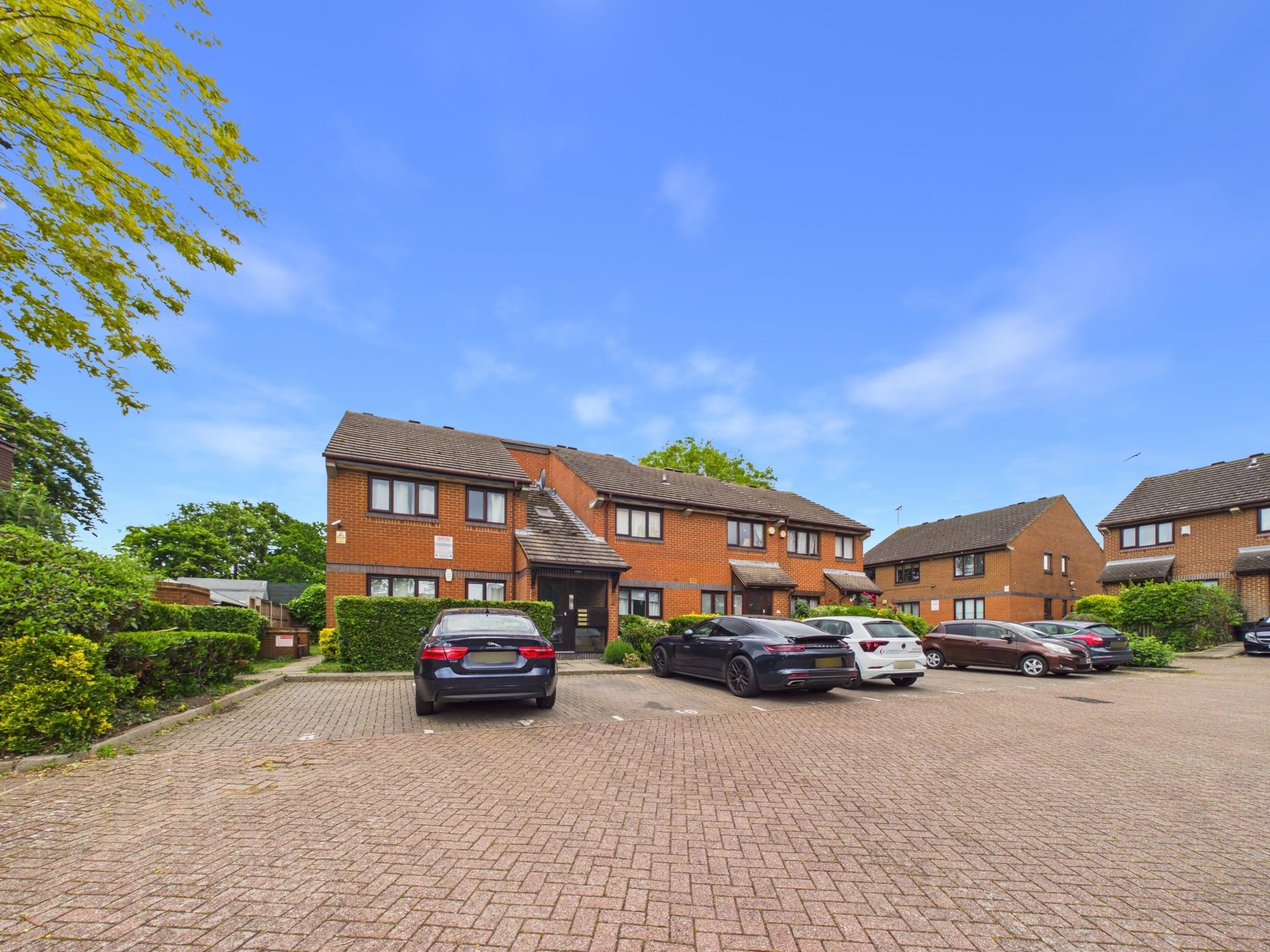 Flat Abbey Drive in Greater London