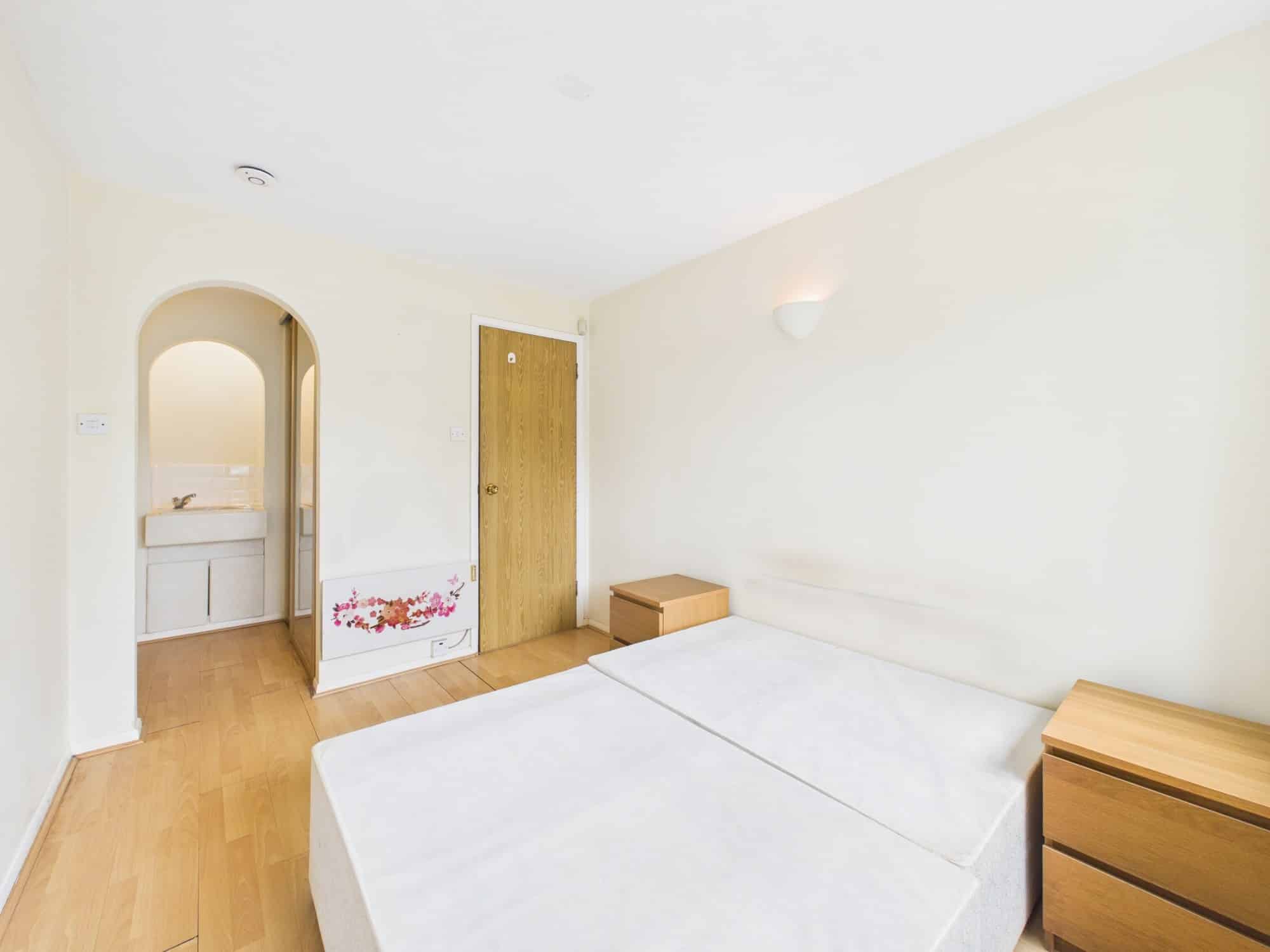 Flat Abbey Drive in Greater London