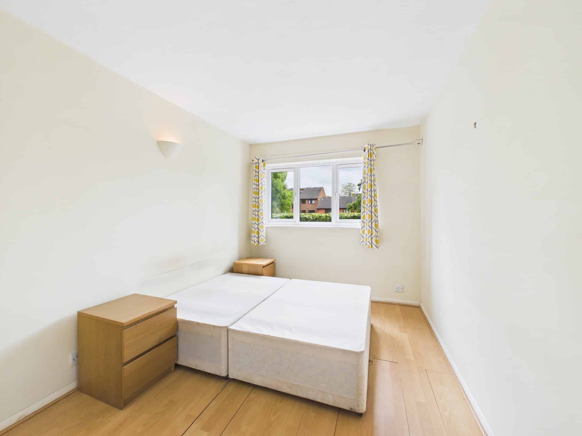 Flat Abbey Drive in Greater London