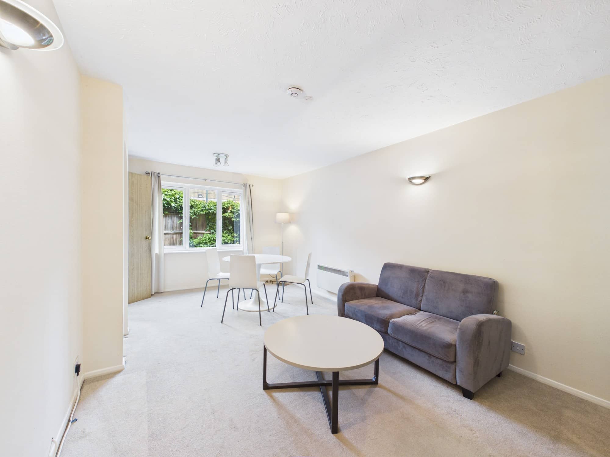 Flat Abbey Drive in Greater London