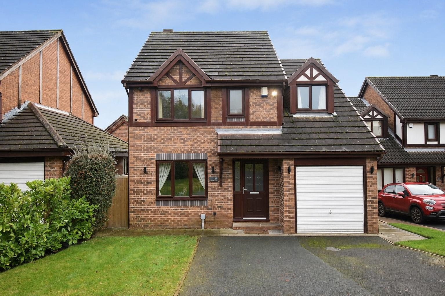 House Rochester Drive in Wakefield