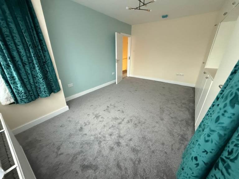 Flat Harrow Road in Greater London