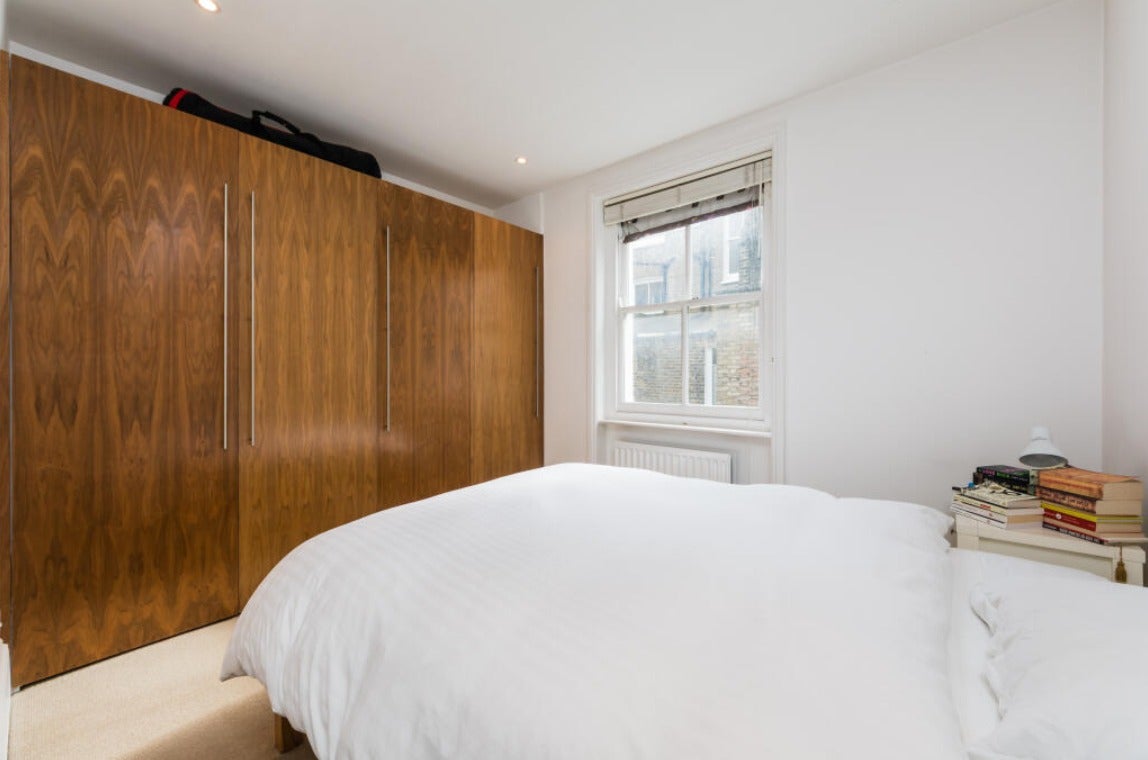 Flat Castletown Road in Greater London