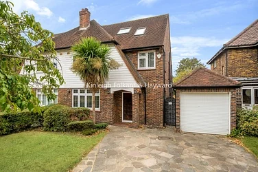 House Fairoak Drive in London