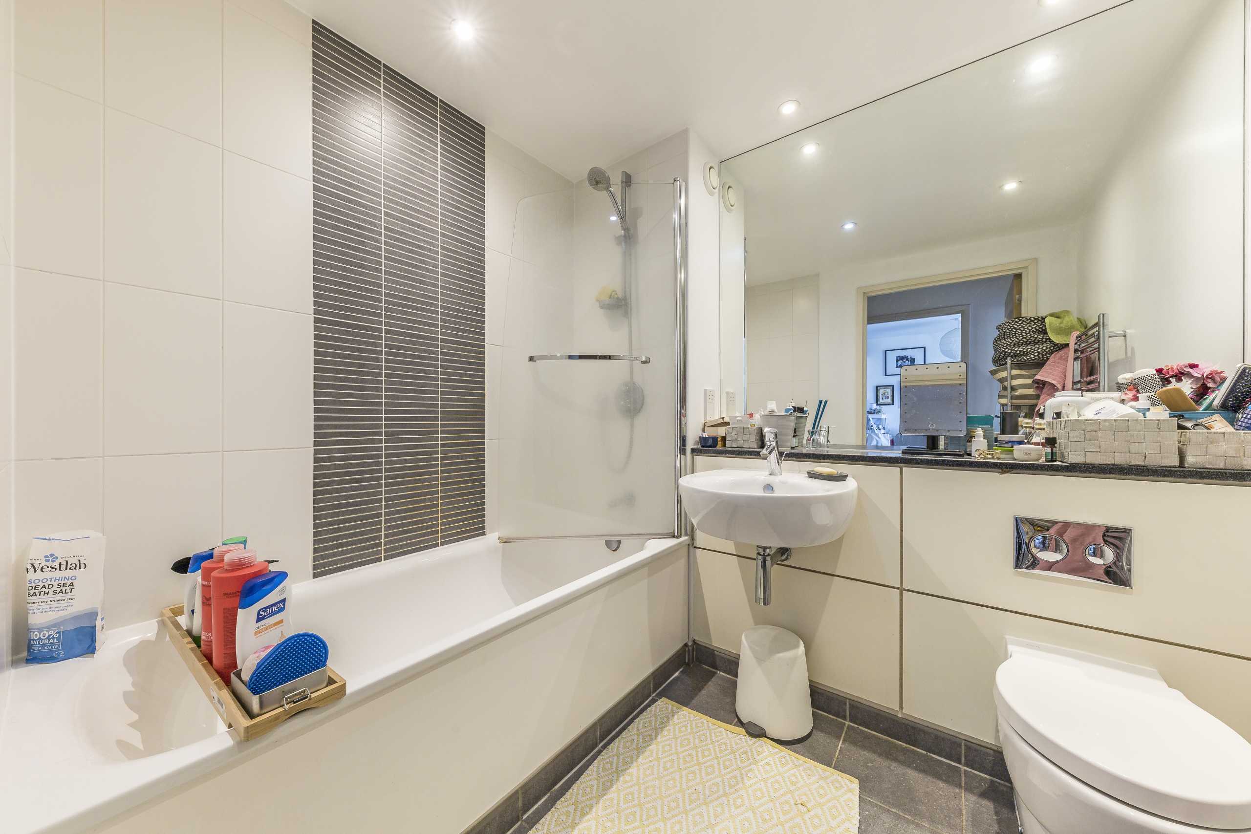 Flat Spa Road in Greater London