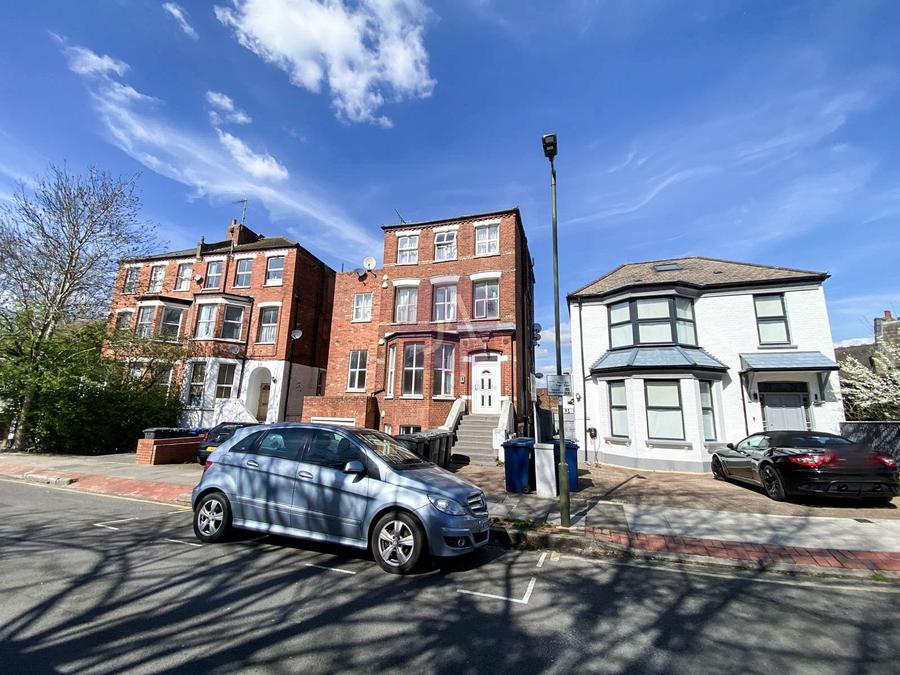 Flat Crescent Road in Greater London