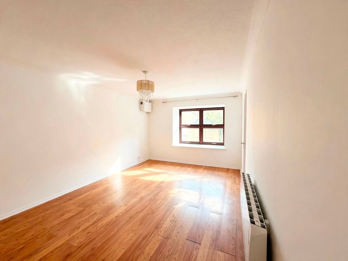 Flat Swallow Court in Brentwood