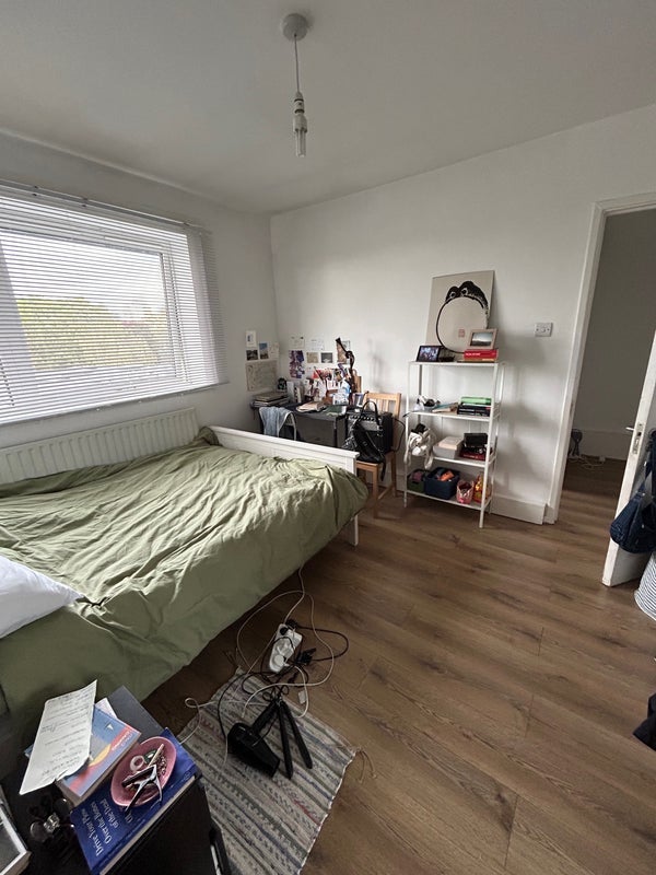 Flat Clarence Crescent in Greater London