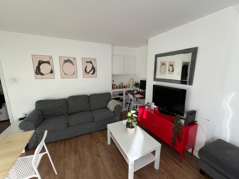 Flat Clarence Crescent in Greater London
