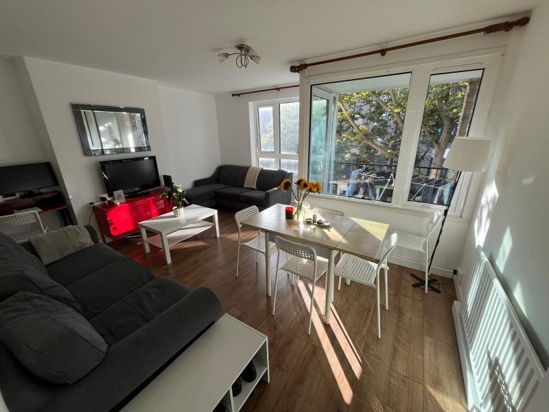Flat Clarence Crescent in Greater London