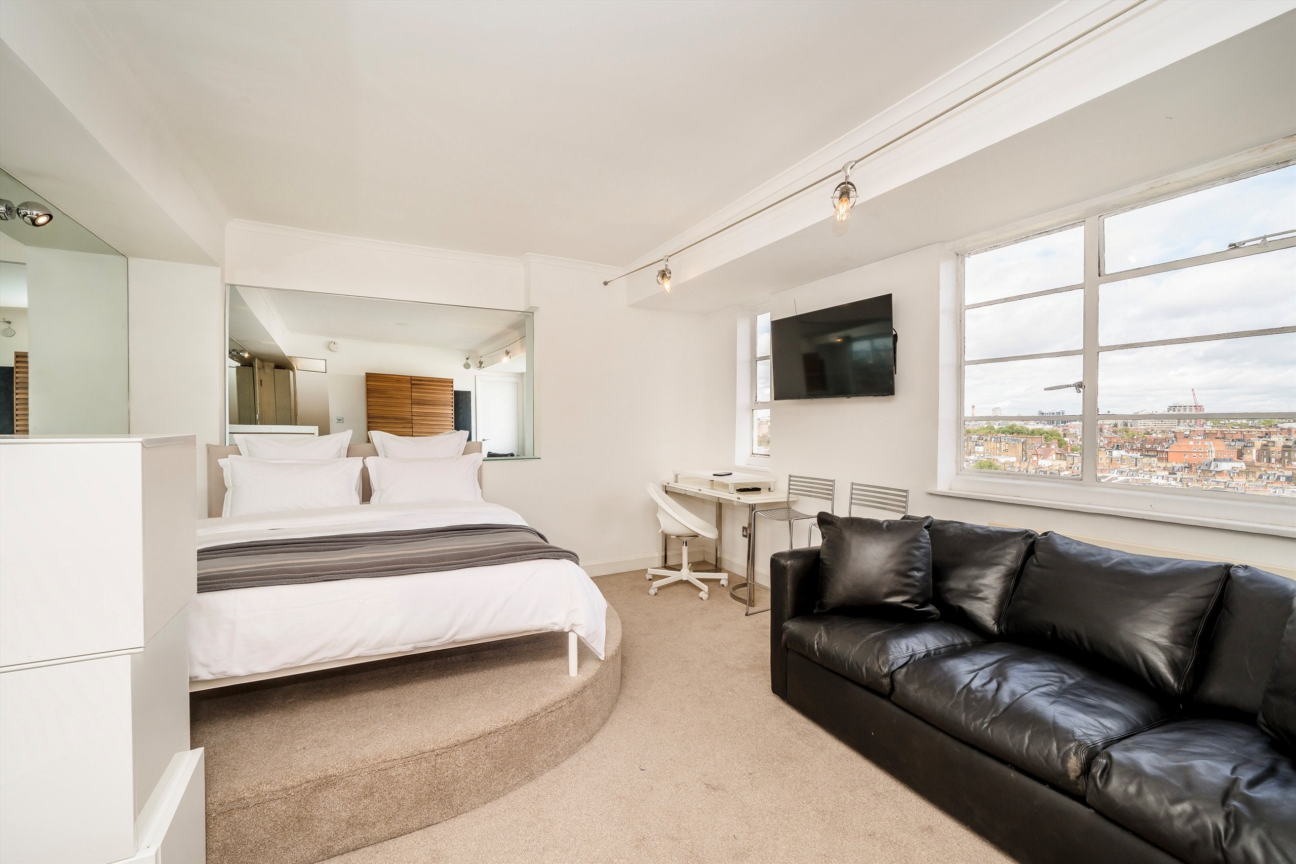 Flat Sloane Avenue in Greater London