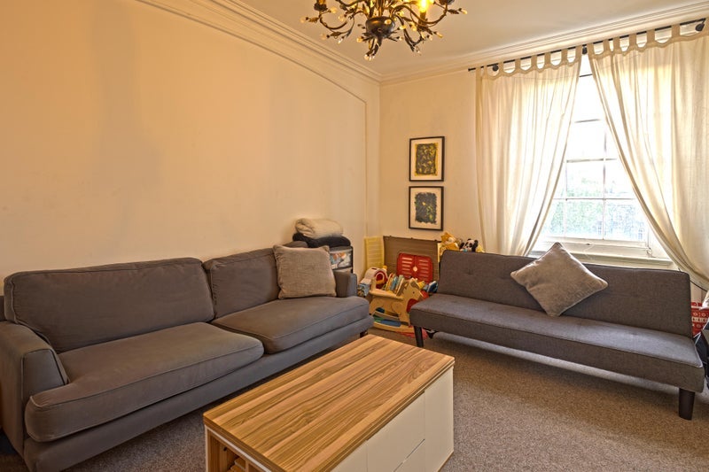 Flat Clapham High Street in Greater London
