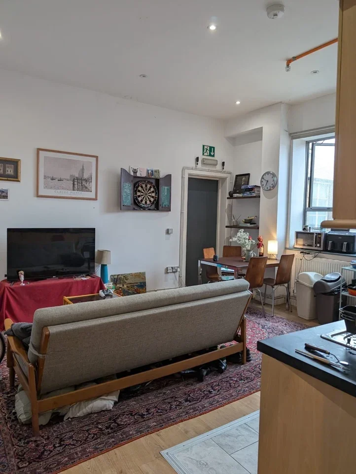 Room Benwell Road in Greater London
