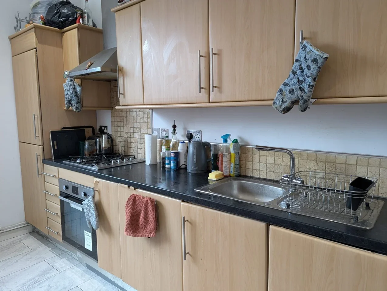 Room Benwell Road in Greater London