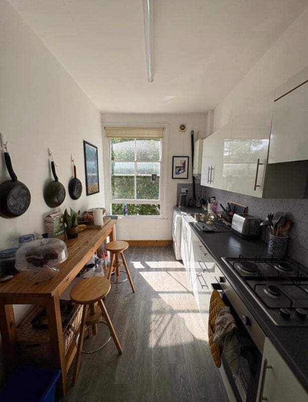 Flat Moray Road in Greater London