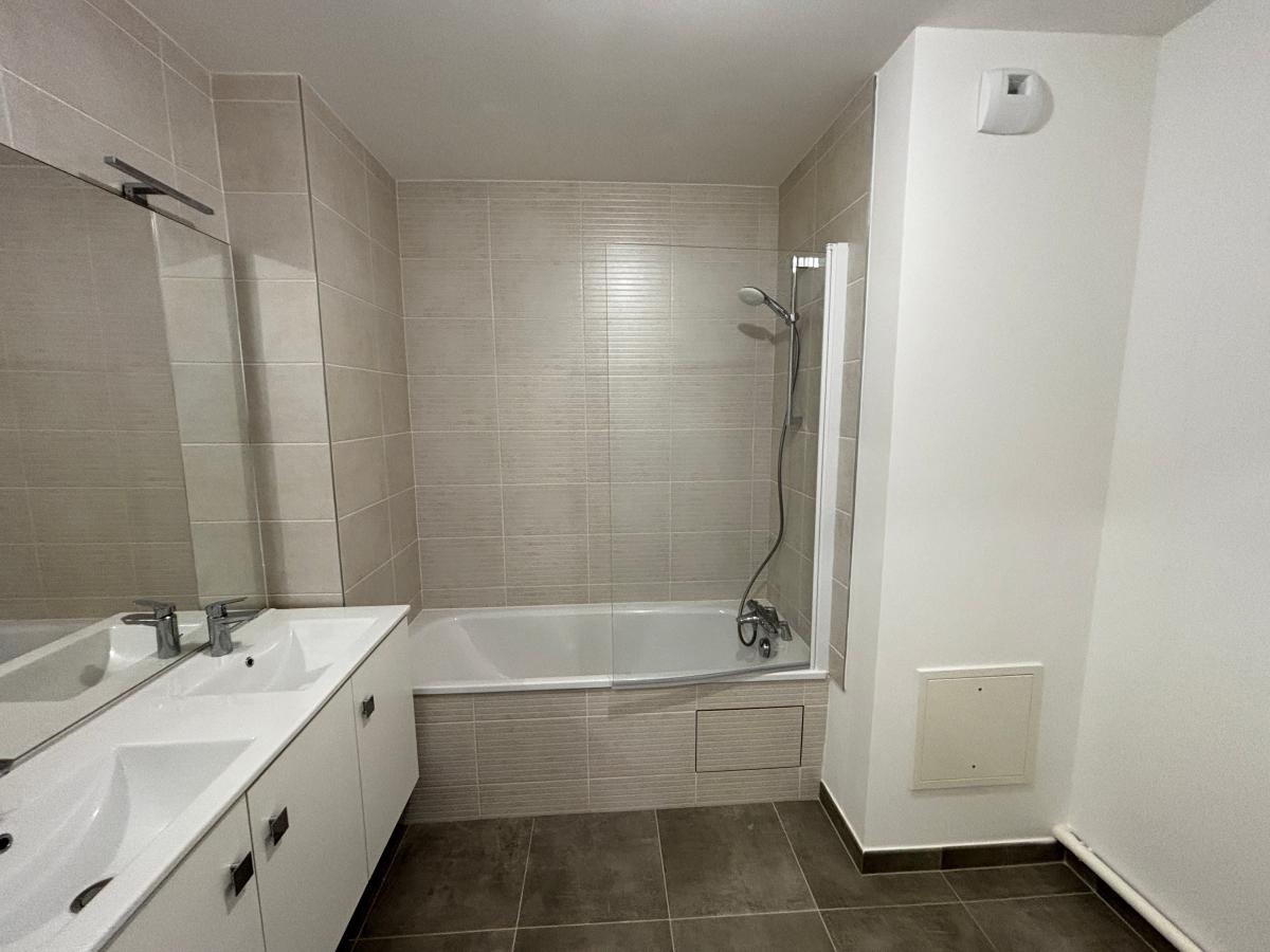 Flat Rue Salomon de Rothschild in Suresnes