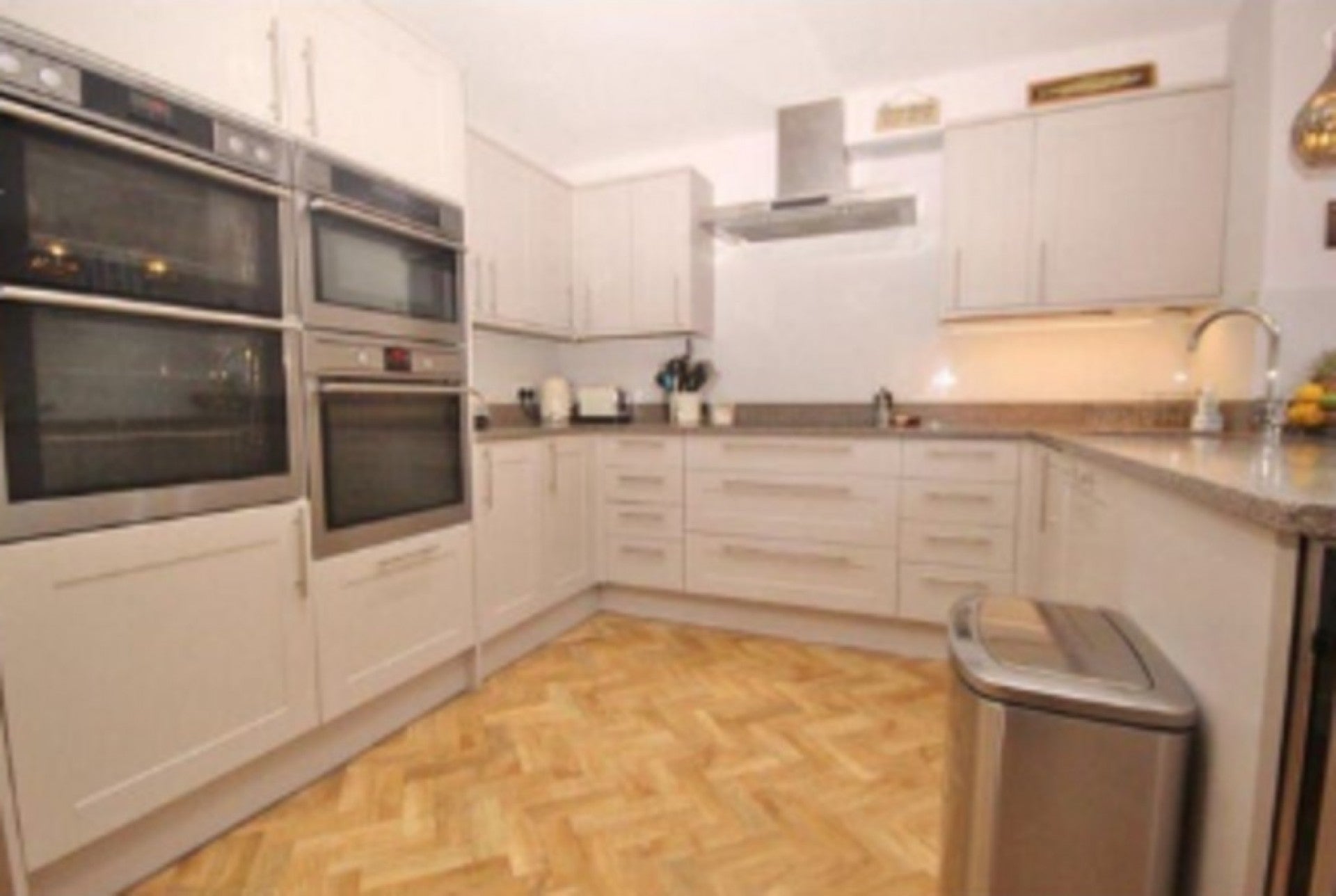 Room Alexandra Road in Borough of Runnymede