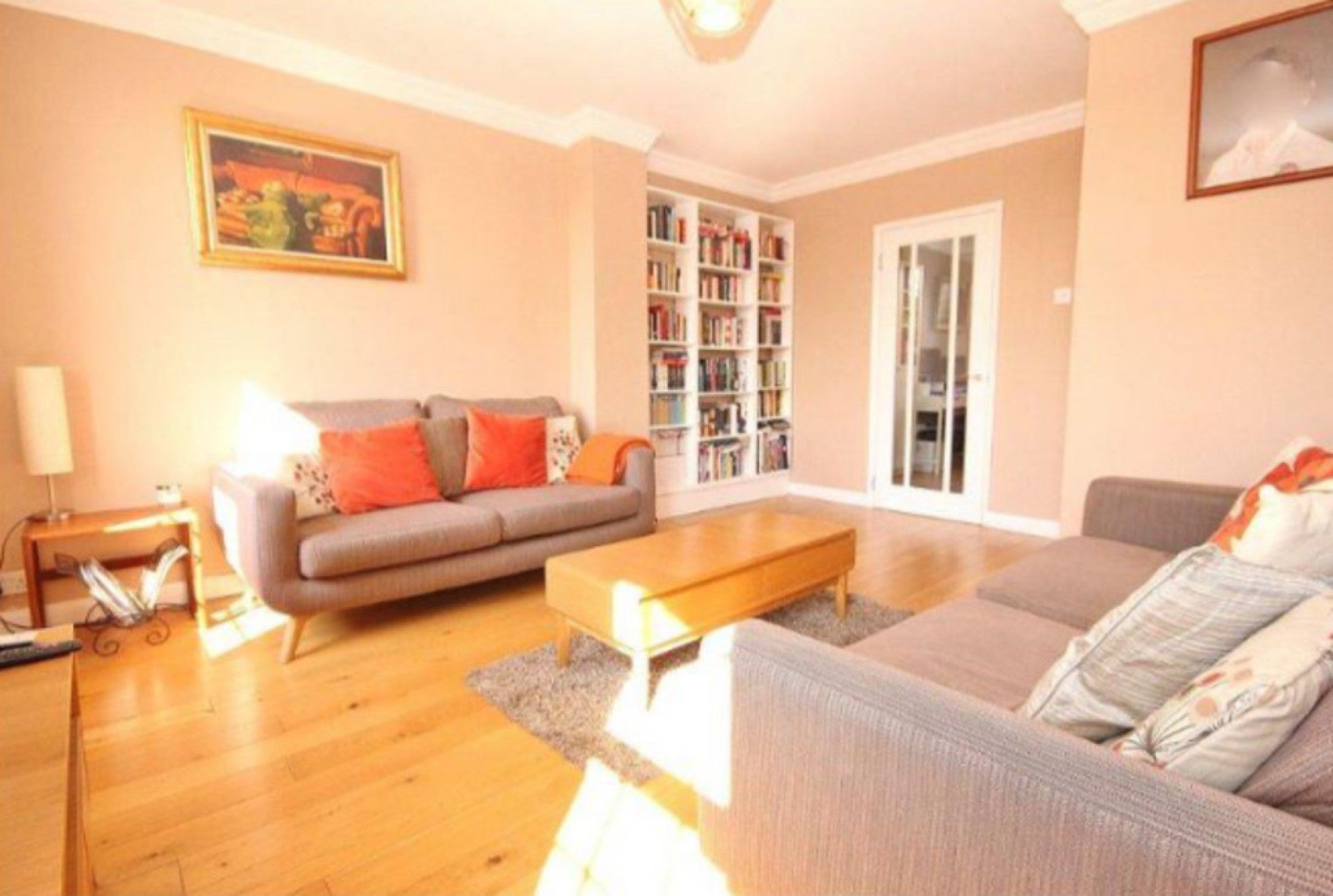 Room Alexandra Road in Borough of Runnymede