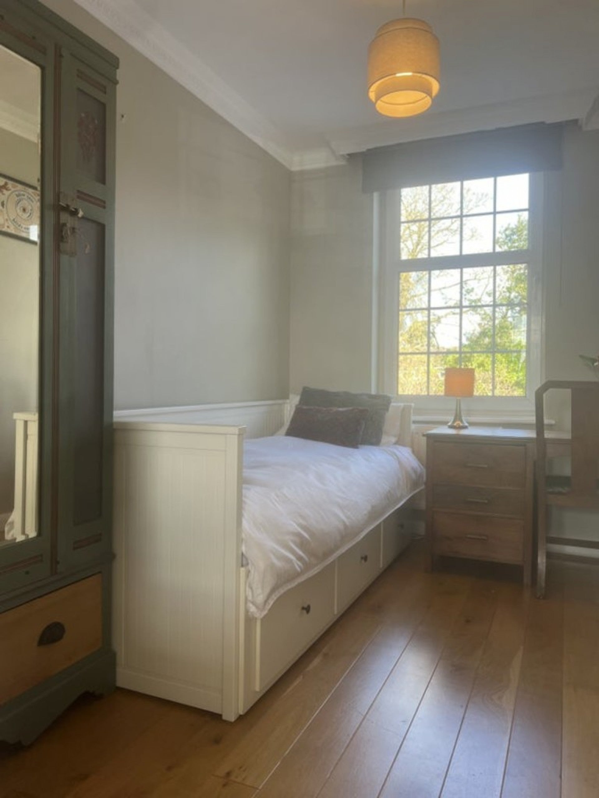 Room Alexandra Road in Borough of Runnymede