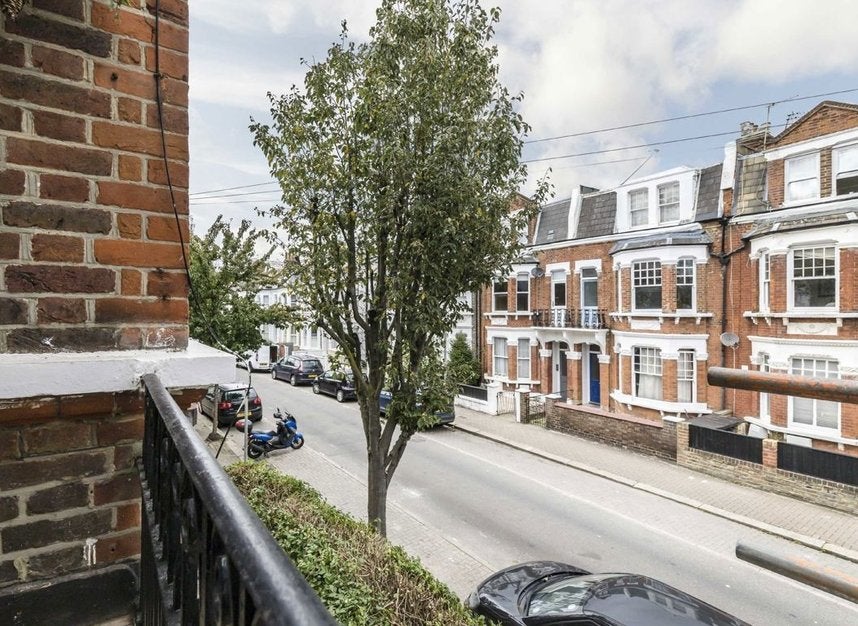 Flat Norroy Road in Greater London