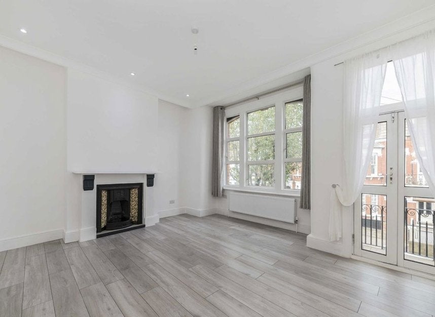 Flat Norroy Road in Greater London