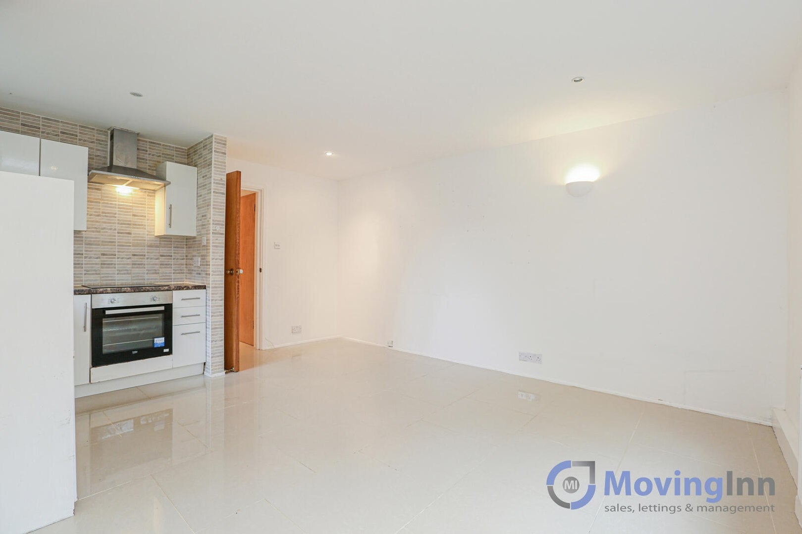 Flat Coe Avenue in Greater London
