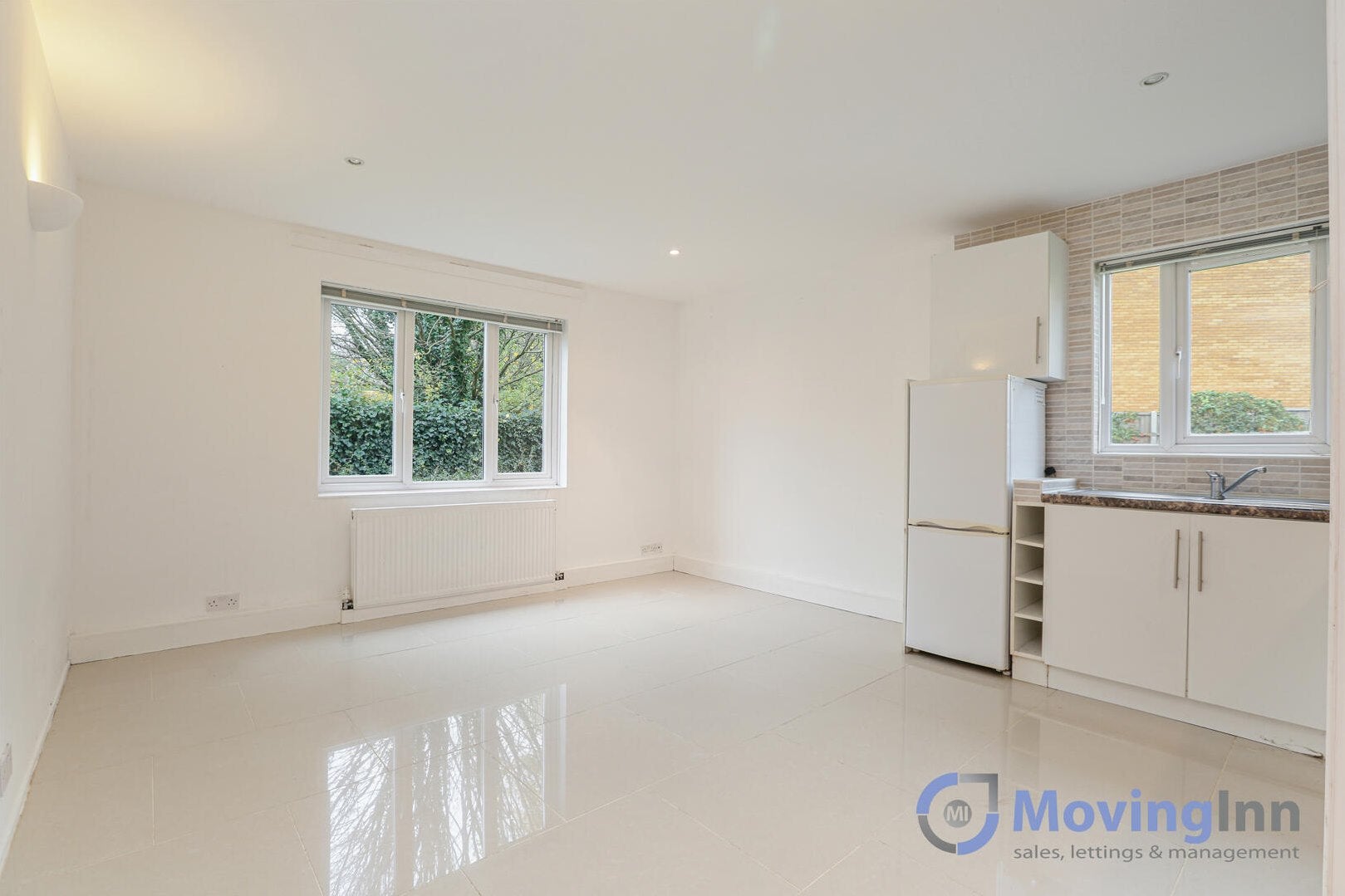 Flat Coe Avenue in Greater London