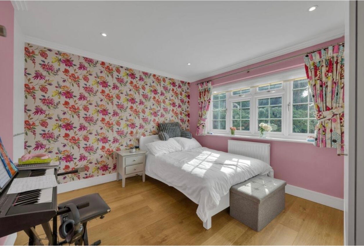House Dickens Drive in Greater London