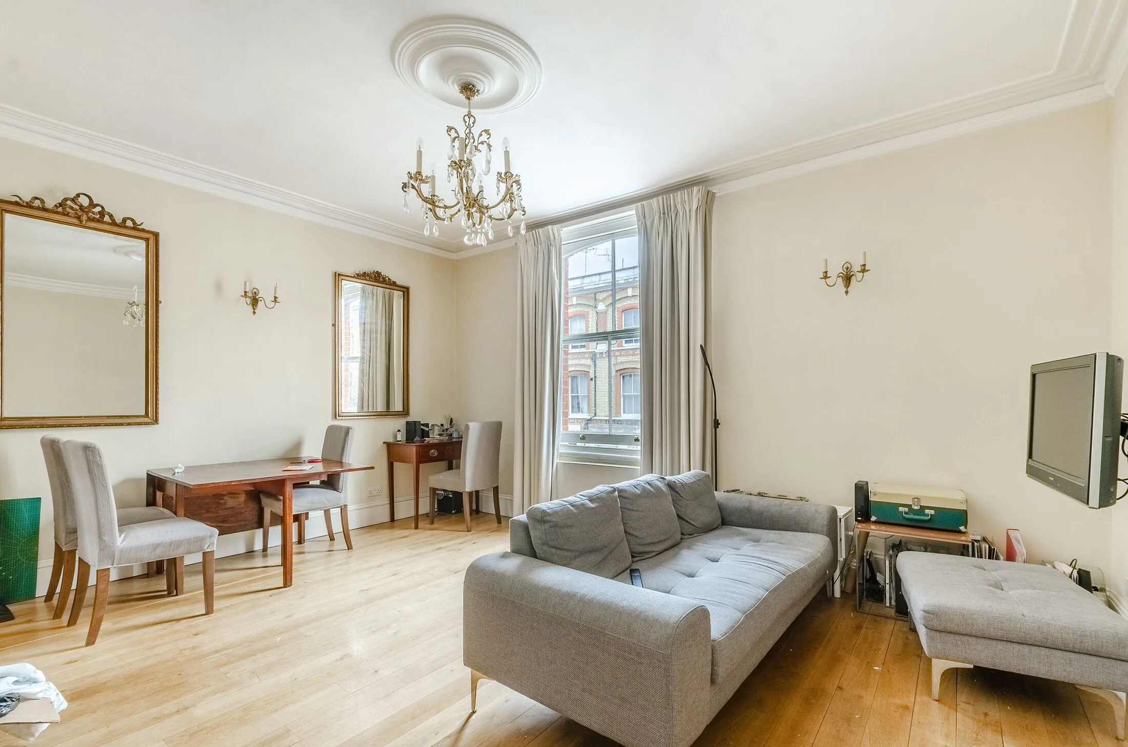 Flat Cheniston Gardens in Greater London