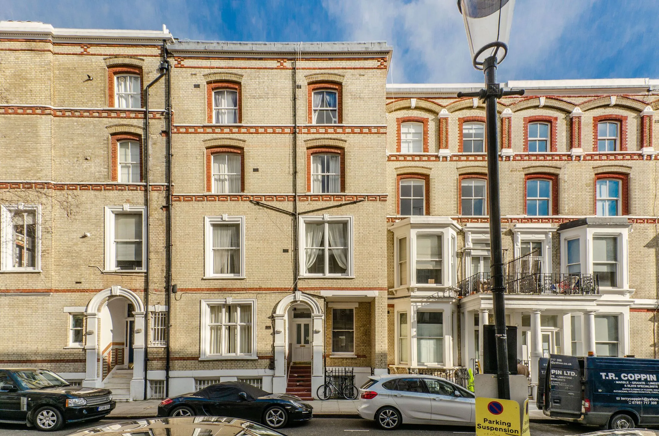 Flat Cheniston Gardens in Greater London