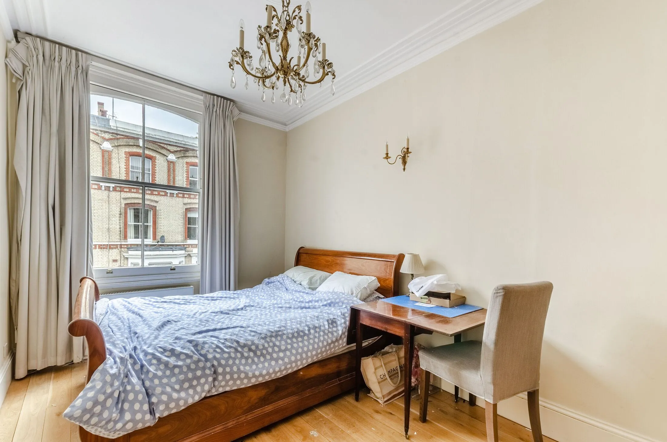 Flat Cheniston Gardens in Greater London