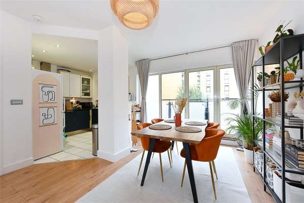 Flat Artichoke Hill in Greater London