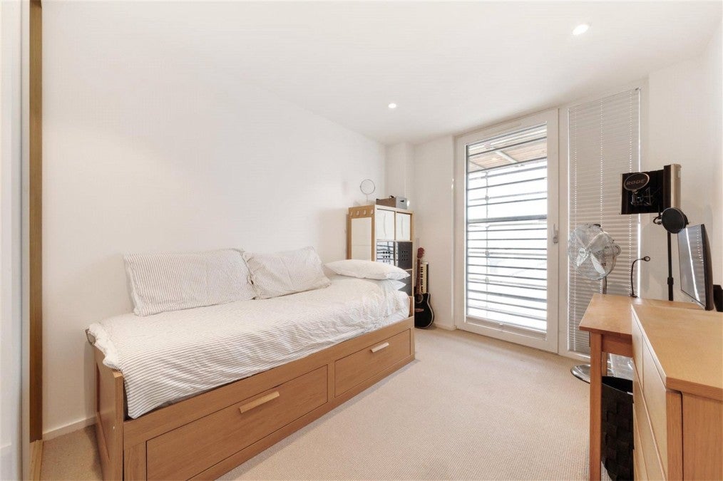 Flat Buckhold Road in Greater London