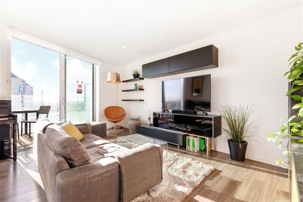 Flat Buckhold Road in Greater London