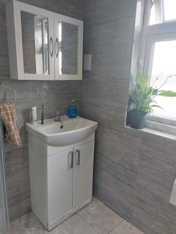 Room Manor Way in Greater London