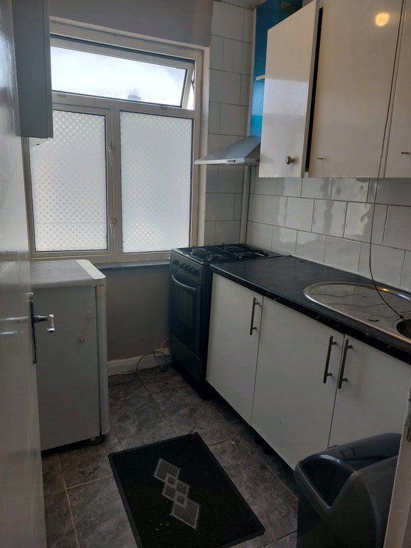 Room Manor Way in Greater London