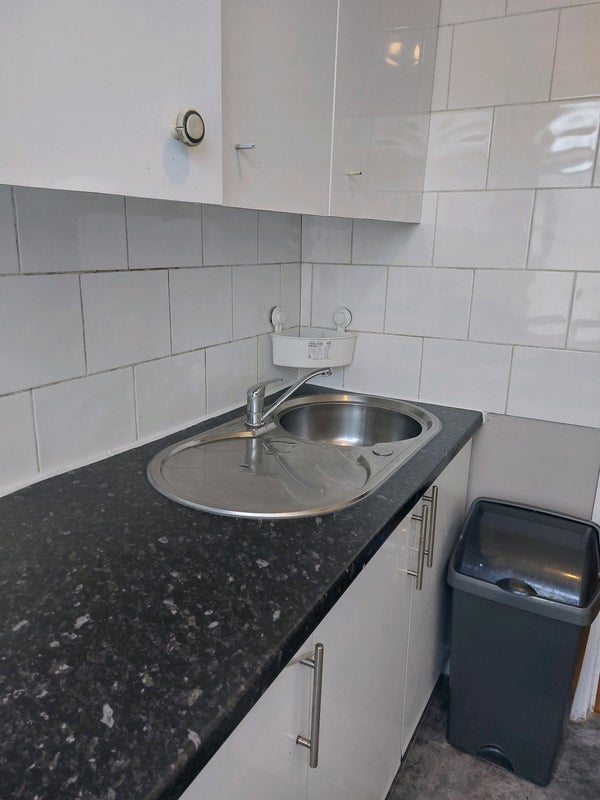 Room Manor Way in Greater London