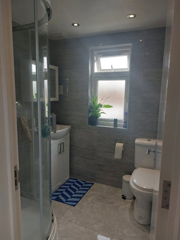 Room Manor Way in Greater London