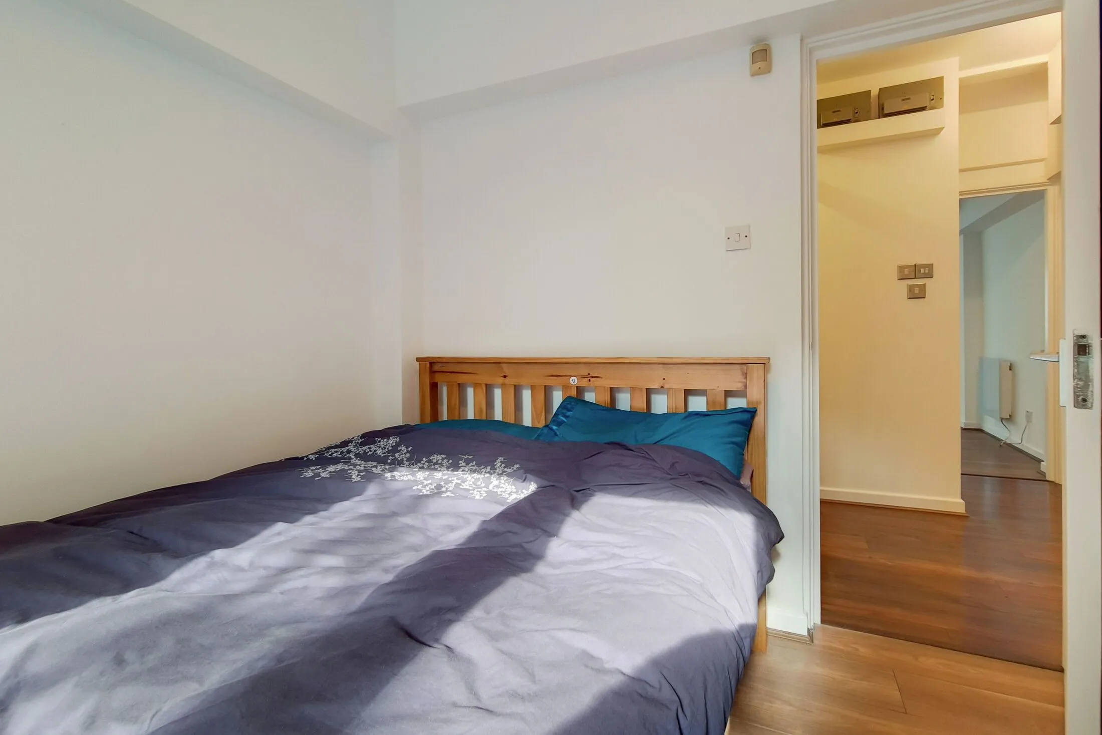 Flat Garnet Street in Greater London