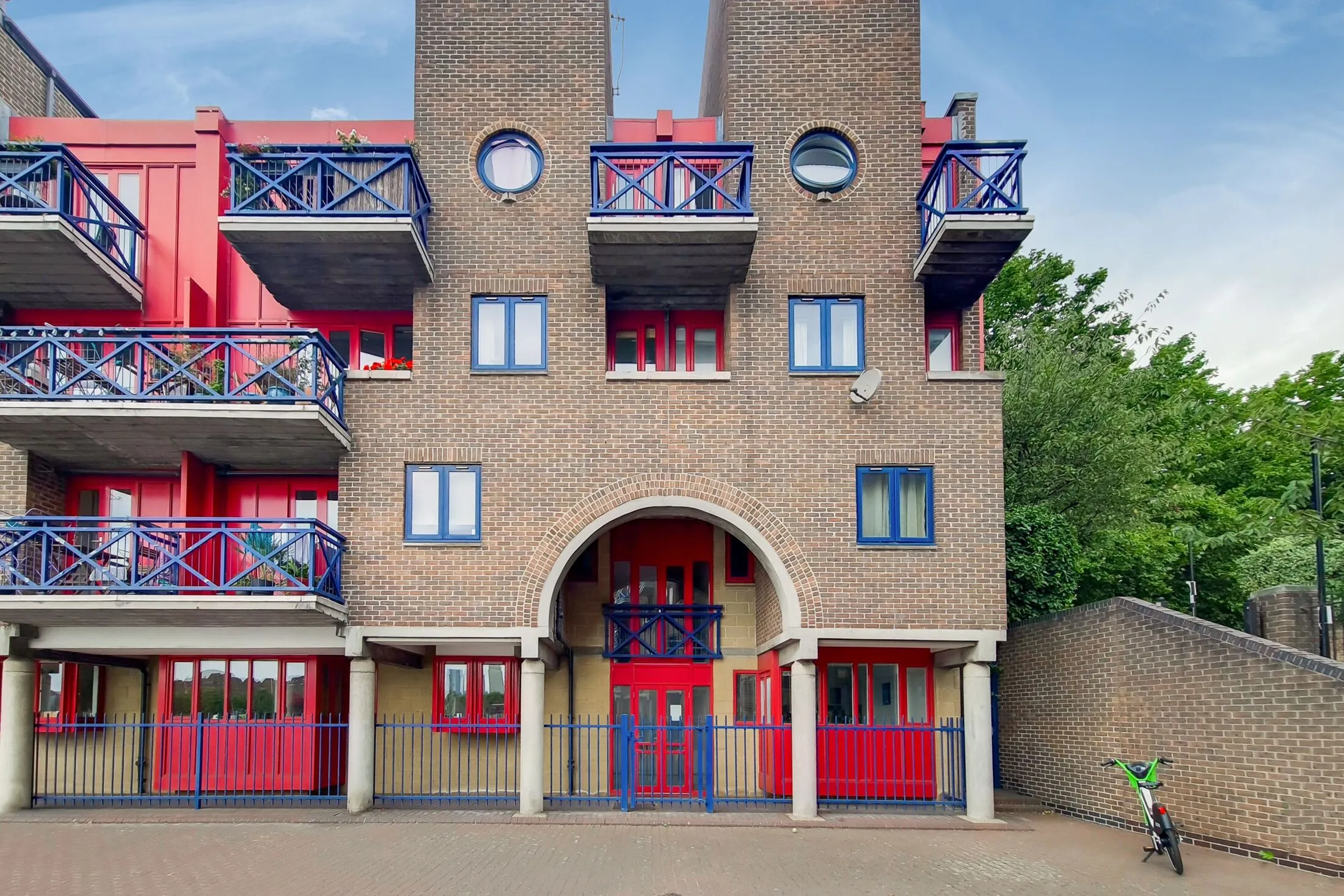 Flat Garnet Street in Greater London