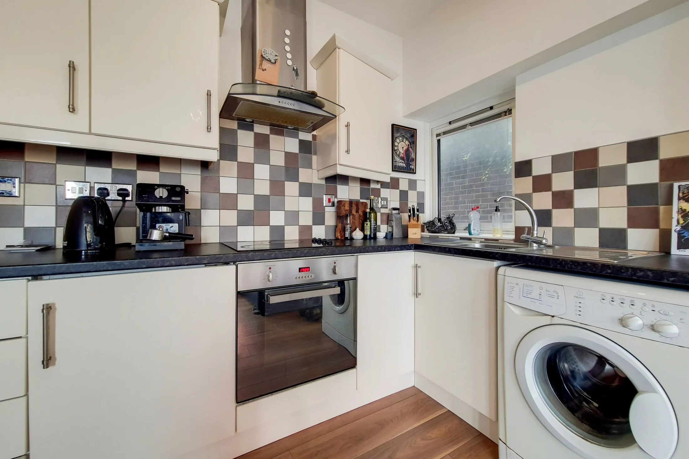 Flat Garnet Street in Greater London